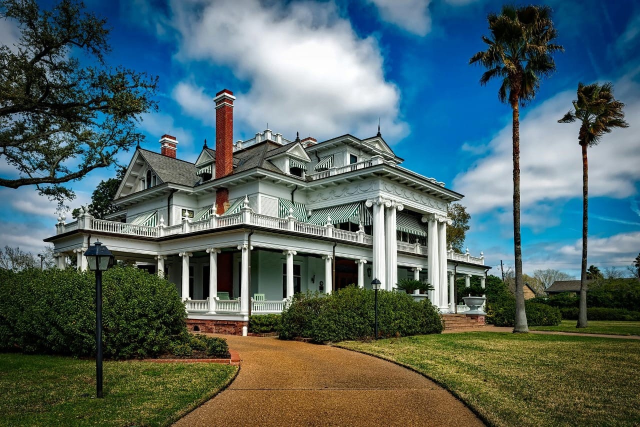 Work efficiently with Pensacola FL real estate agent for buying and selling needs.